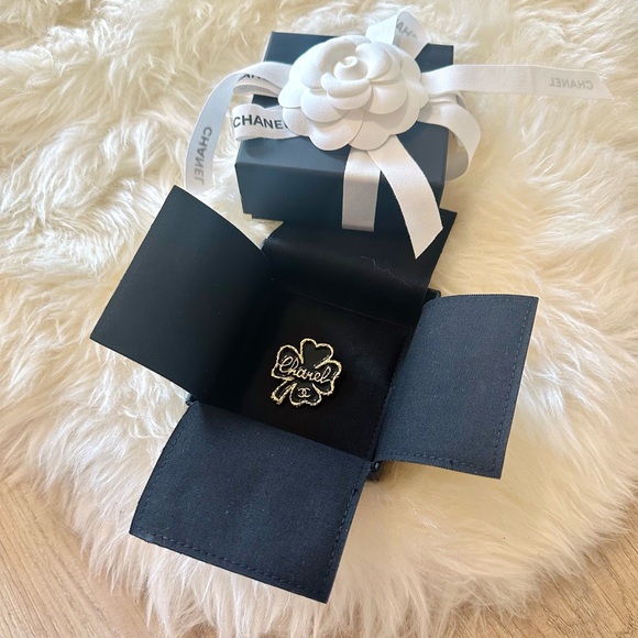 CHANEL Clover Brooch - Picture 7 of 9